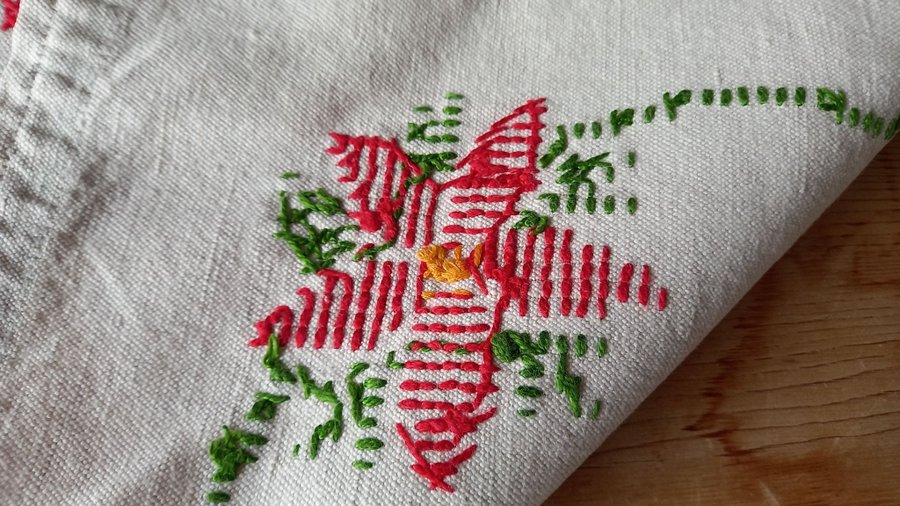 Fin handbroderad duk till jul " julstjärna, julstjärnor"