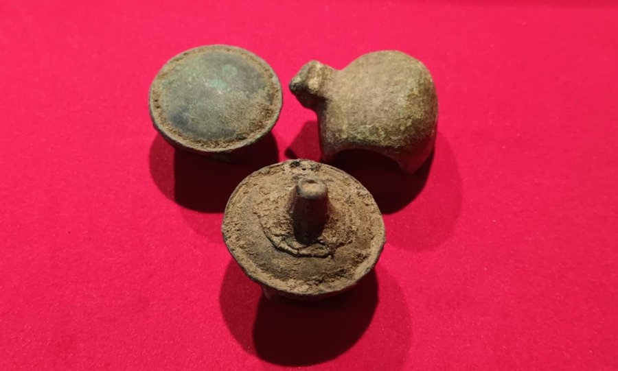 Roman utensils containers lids