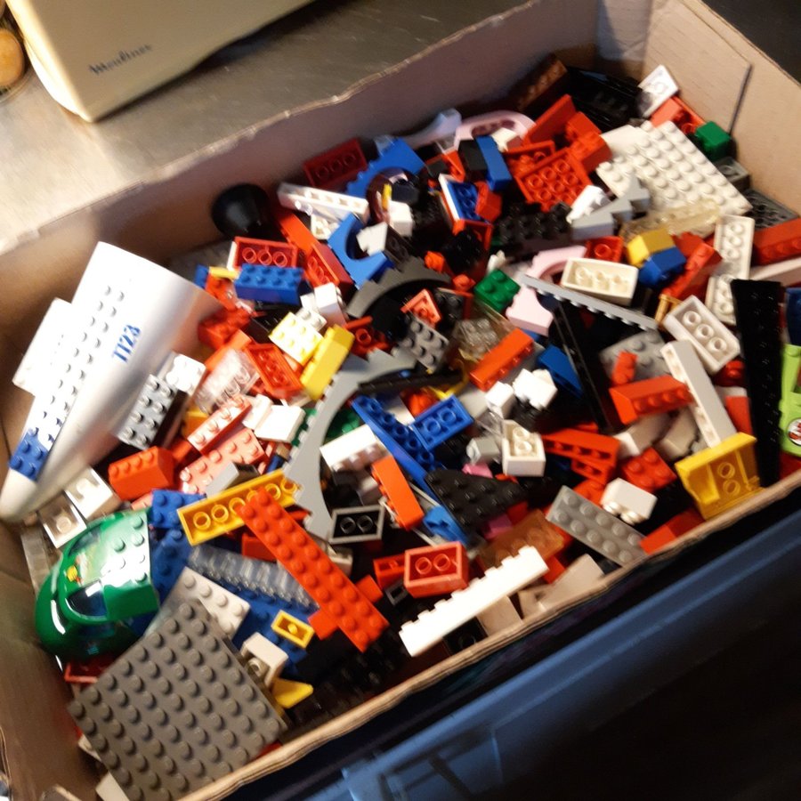 Lego 1 kg byggbitarplattori olika färger och storlekar på legot