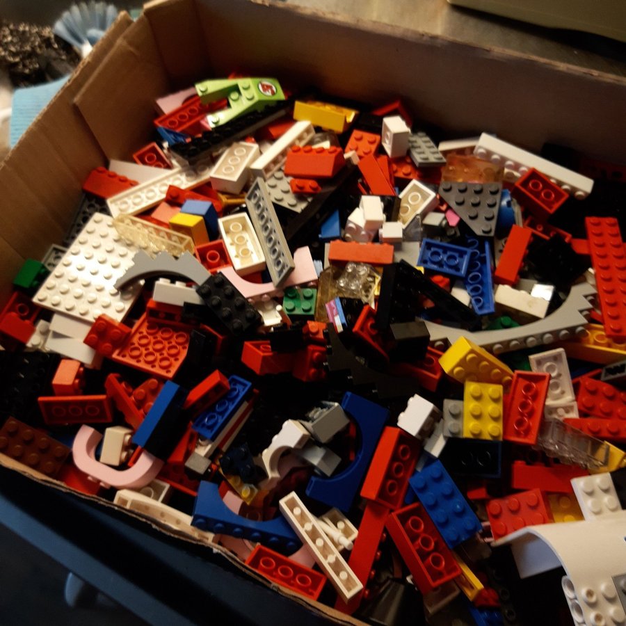 Lego 1 kg byggbitarplattori olika färger och storlekar på legot