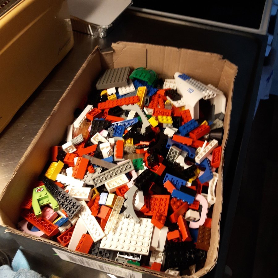 Lego 1 kg byggbitarplattori olika färger och storlekar på legot