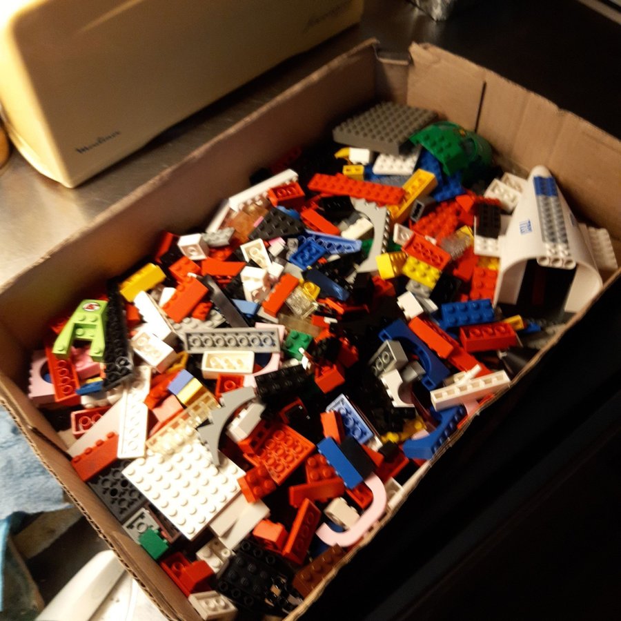 Lego 1 kg byggbitarplattori olika färger och storlekar på legot