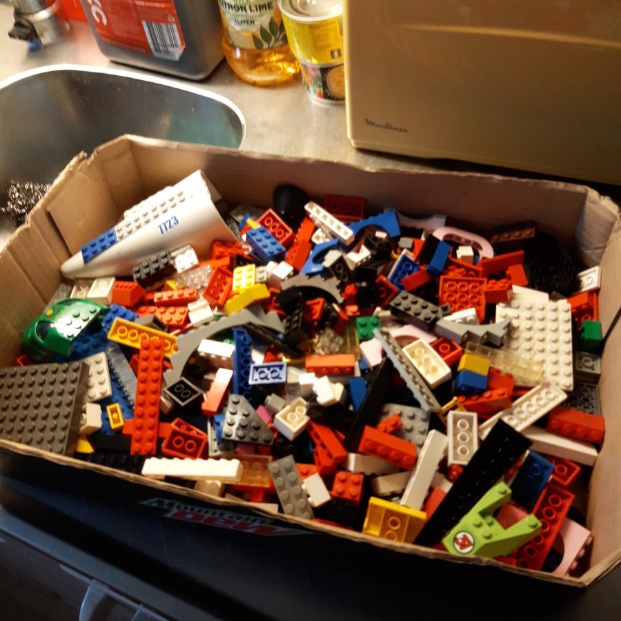 Lego 1 kg byggbitarplattori olika färger och storlekar på legot