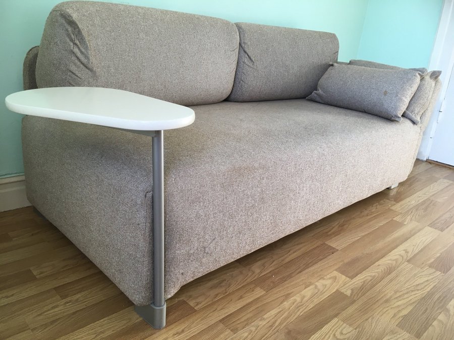 Modern soffa 190 cm, med litet inbyggt soffbord, sandfärgad