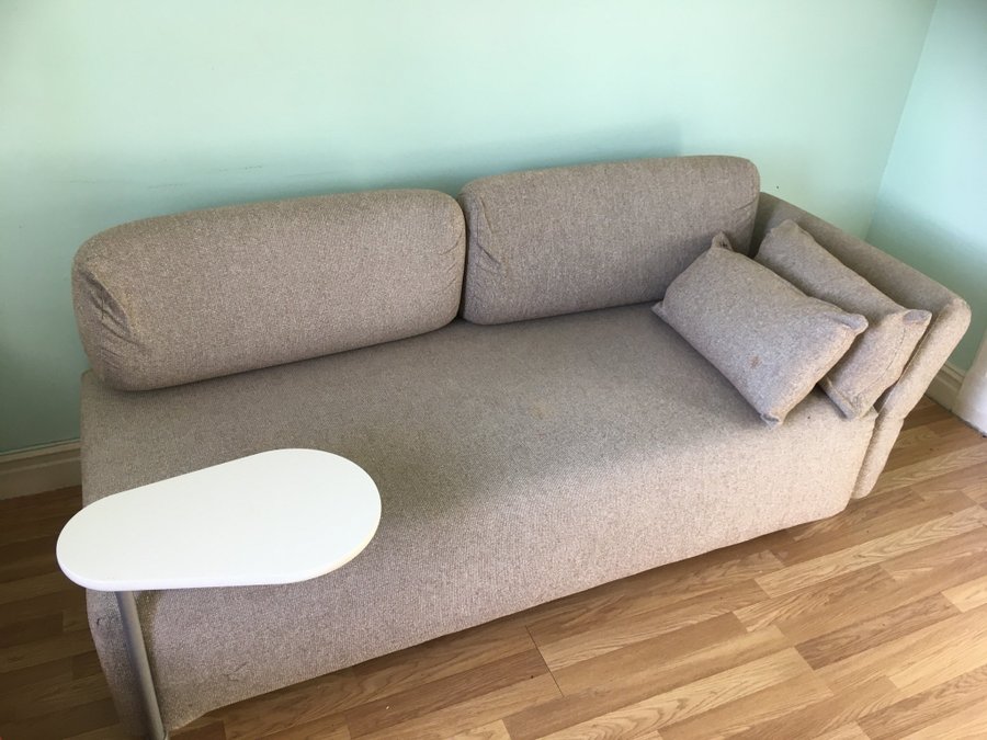 Modern soffa 190 cm, med litet inbyggt soffbord, sandfärgad