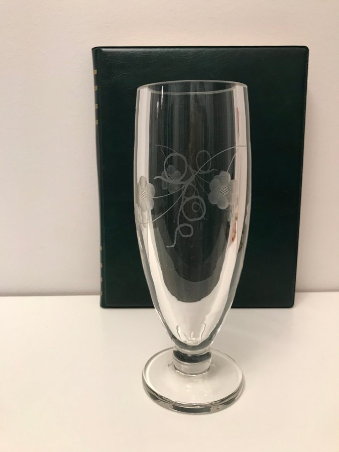 Fin vas på fot / pokal / högt glas. Från Reijmyre glasbruk. Handblåst.