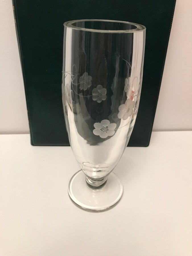 Fin vas på fot / pokal / högt glas. Från Reijmyre glasbruk. Handblåst.