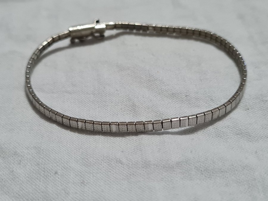 Säljer ett armband i silver