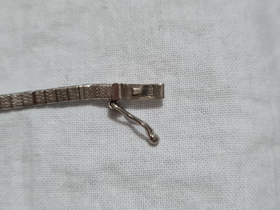 Säljer ett armband i silver