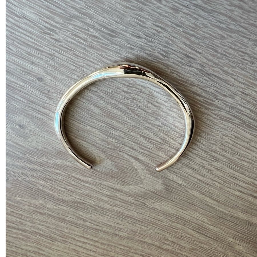 Väldigt snyggt stelt silverfärgat armband från Massimo Dutti!