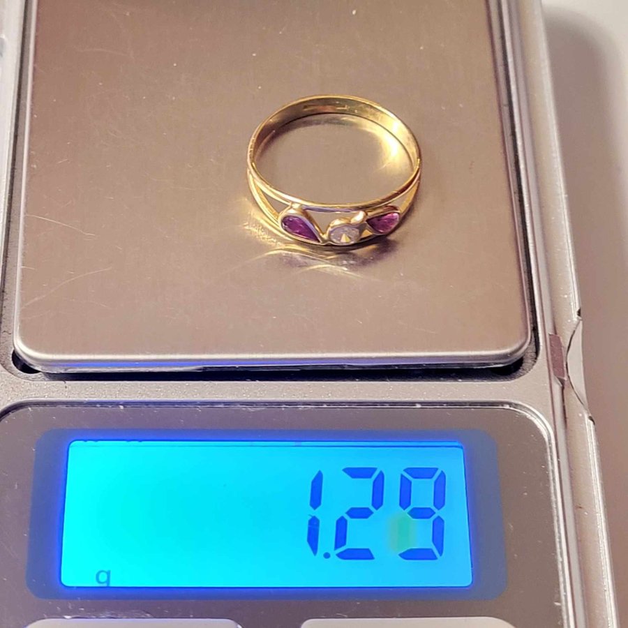 Vacker 18k guld ring med 1 vit + 2 röda stenar, 16,5 mm, stämplad 750, 1,29 gram