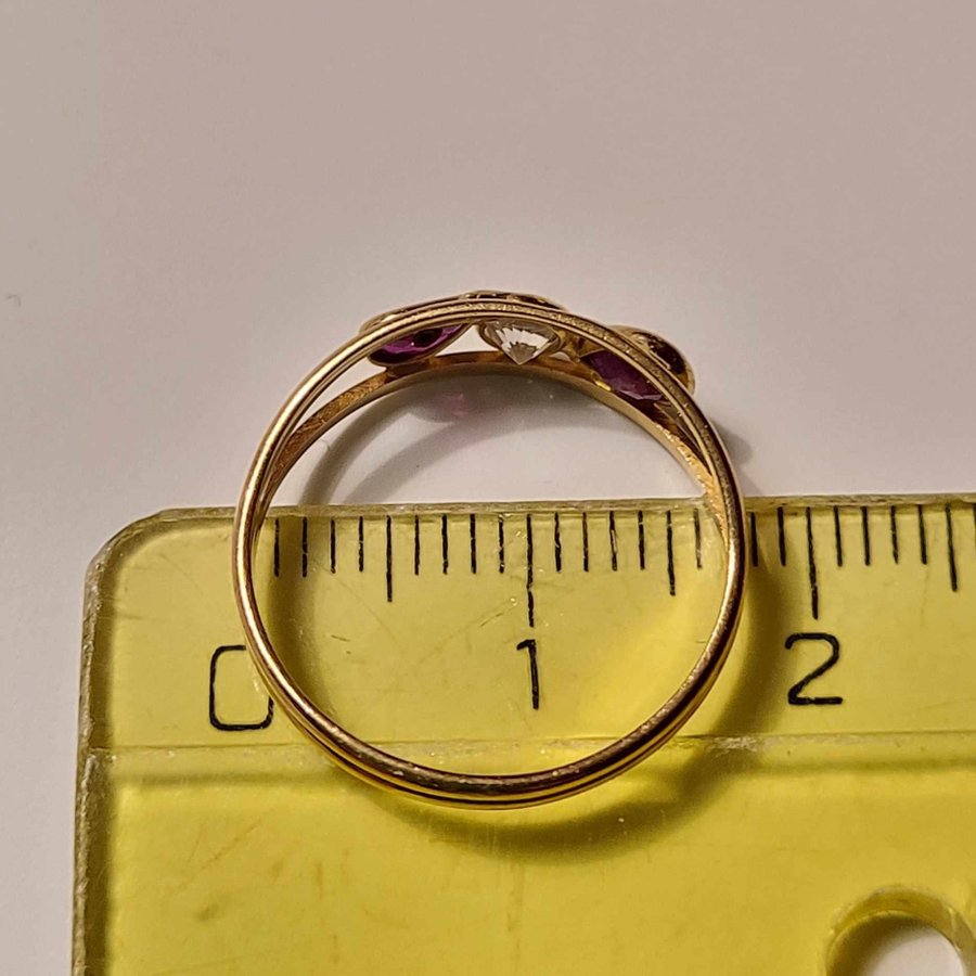 Vacker 18k guld ring med 1 vit + 2 röda stenar, 16,5 mm, stämplad 750, 1,29 gram