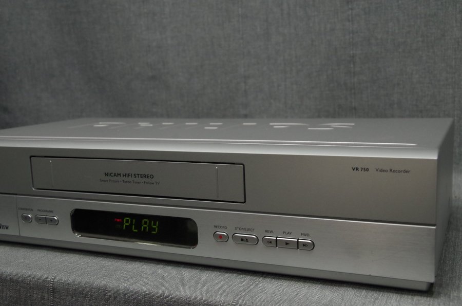 PHILIPS VR 750 VHS VIDEO BANDSPELARE VIDEO TAPE RECORDER [2004]