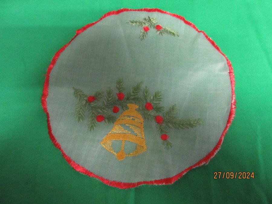 LITEN BRODERAD JULDUK JULTABLETT DUK TABLETT JUL ADVENT GLASMOLL TUNT TYG.