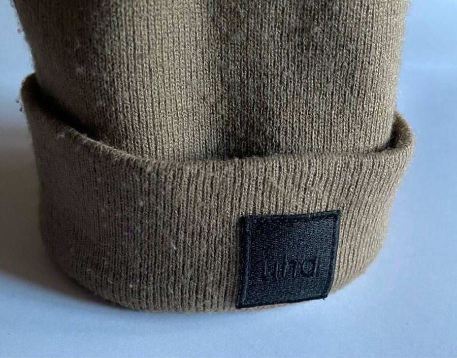 UHA silk lined beanie beige mössa