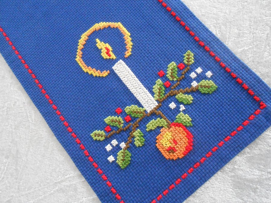 VACKER HANDBRODERAD LÖPARE JULMOTIV PÅ BLÅ VÄV. 61 X 23 CM.