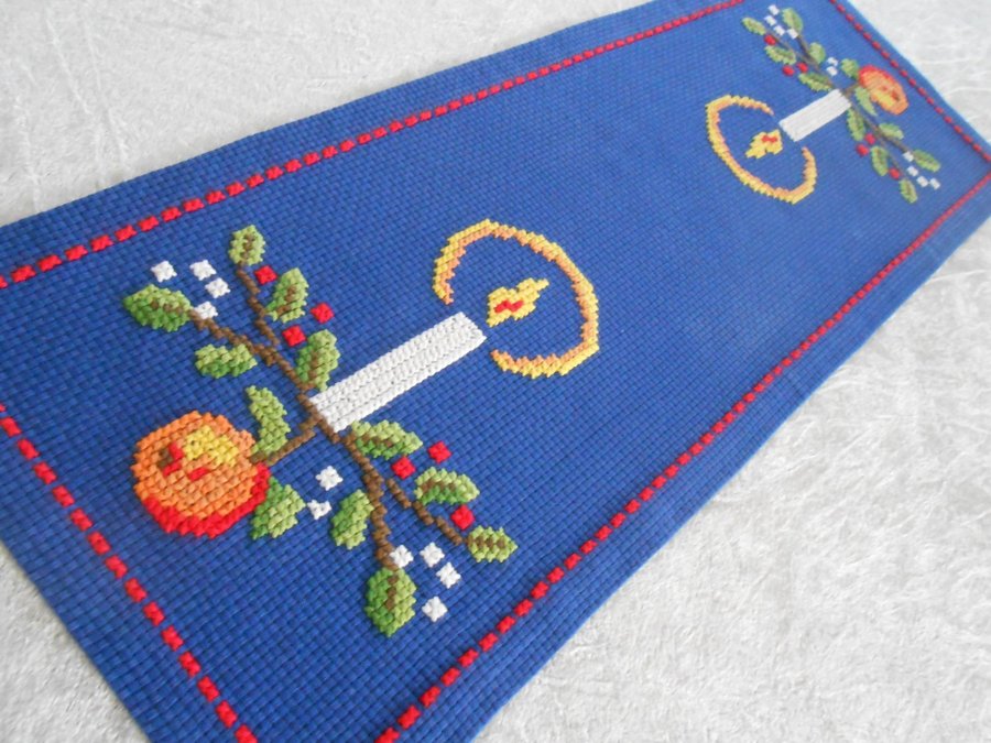 VACKER HANDBRODERAD LÖPARE JULMOTIV PÅ BLÅ VÄV. 61 X 23 CM.