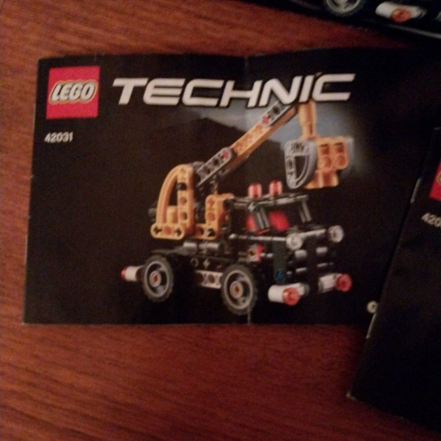 Lego Technic 42031 - 2 olika modeller.