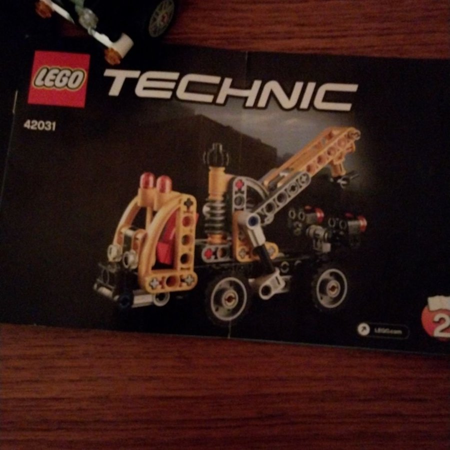 Lego Technic 42031 - 2 olika modeller.