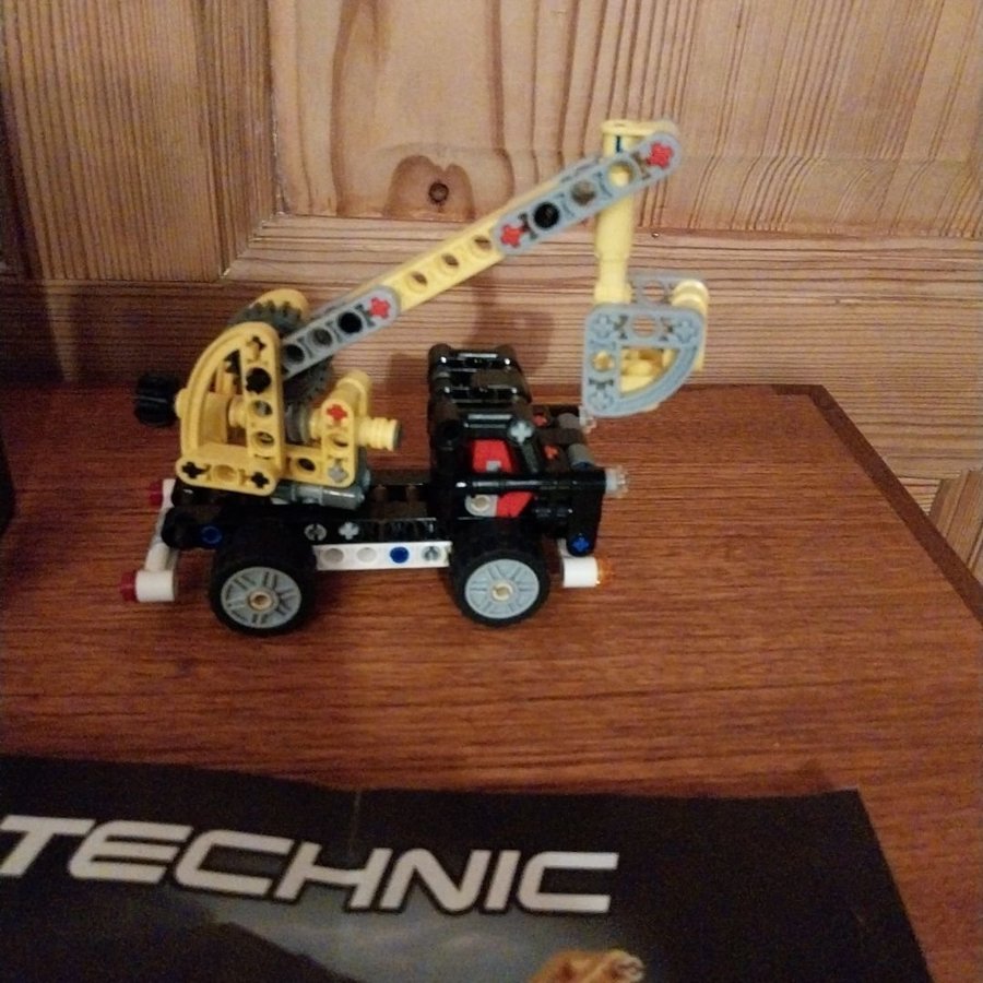 Lego Technic 42031 - 2 olika modeller.