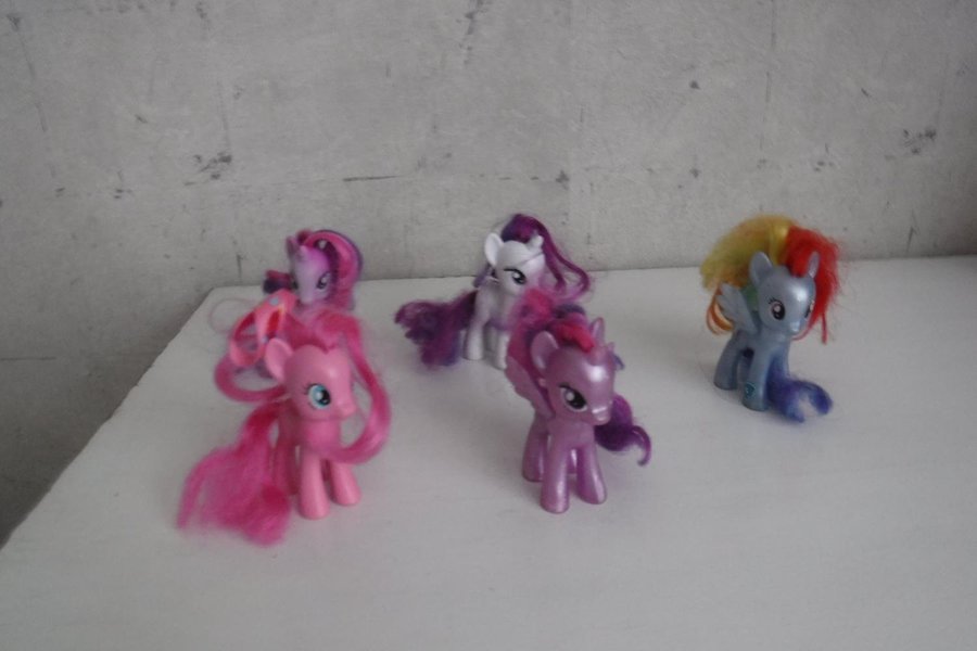 2 hästar och 3 enhörningar my little pony i olika färger