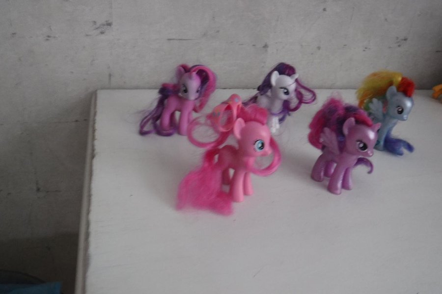 2 hästar och 3 enhörningar my little pony i olika färger