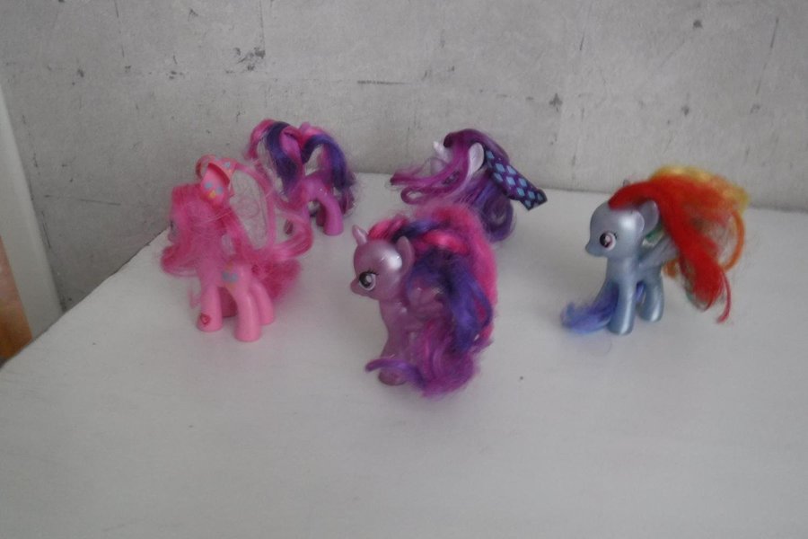 2 hästar och 3 enhörningar my little pony i olika färger