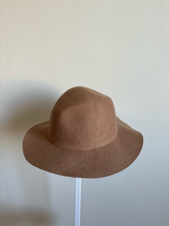 Beige hatt i 100% ull för dam, från Lindex