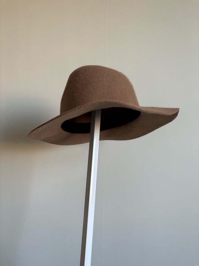 Beige hatt i 100% ull för dam, från Lindex