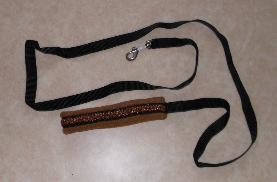 Hundkoppel brun med kopparfärgade slingor och svart band 174 cm och 41 cm Ny