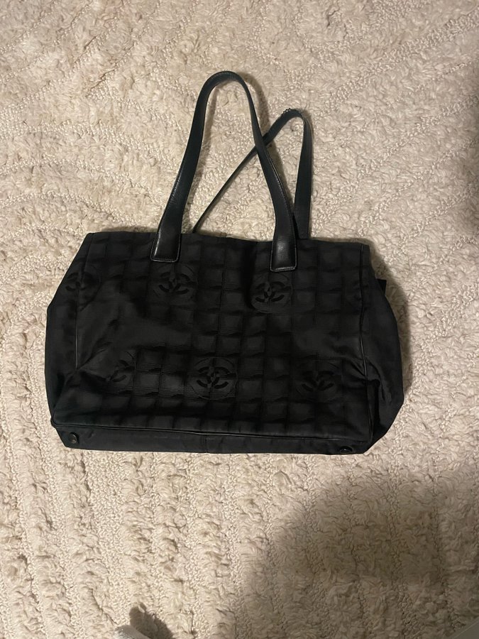 Chanel Travel Line Tote Väska Axelväska Coco Logo Nylon Canvas Nypris 19 000