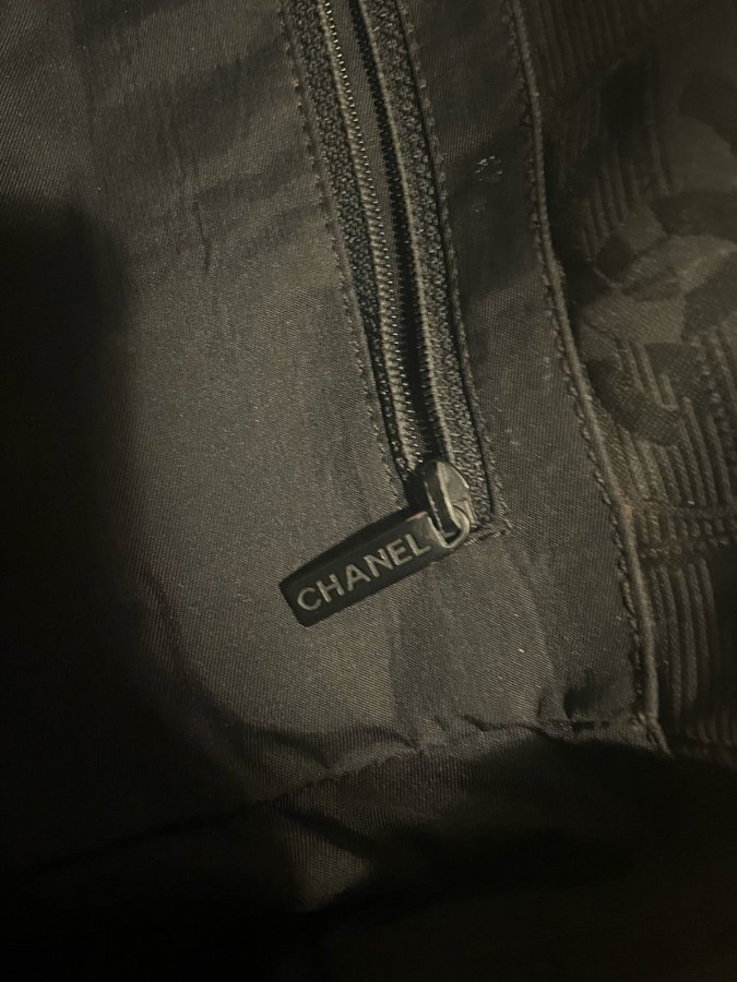 Chanel Travel Line Tote Väska Axelväska Coco Logo Nylon Canvas Nypris 19 000