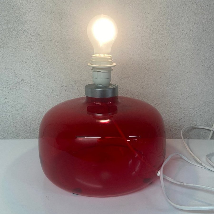 Röd stor glas bordslampa, lampfot från IKEA, retro