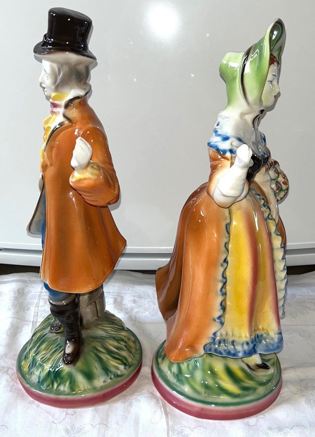 Ett par större figuriner - Man och Kvinna - Staffordshire porslin. 1900-tal.