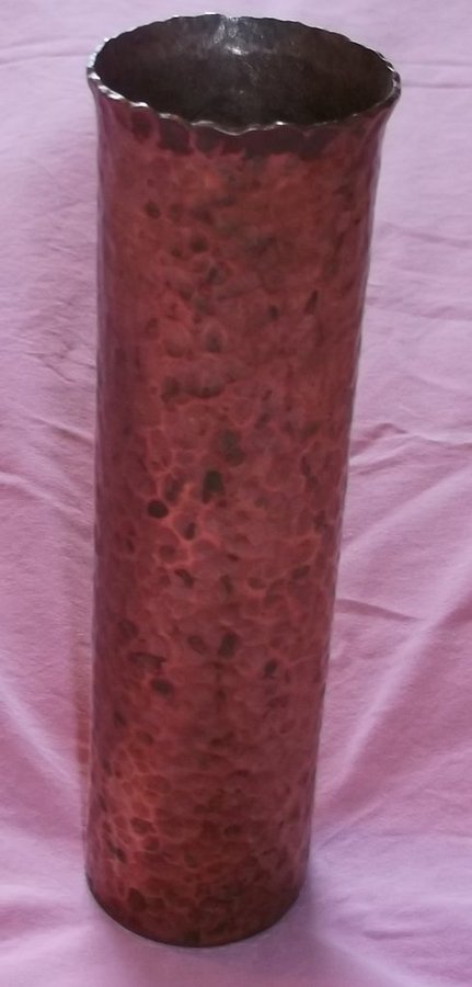 Vas av koppar Den är tung väger 333 gram 16 cm hög
