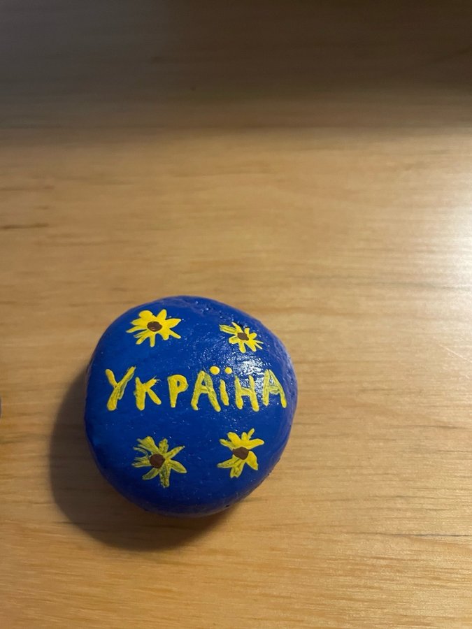 Målade stenar med Ukrainamönster