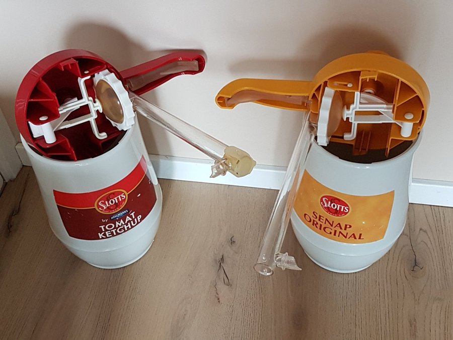 Nostalgi Slotts dispenser med pump för ketchup / senap