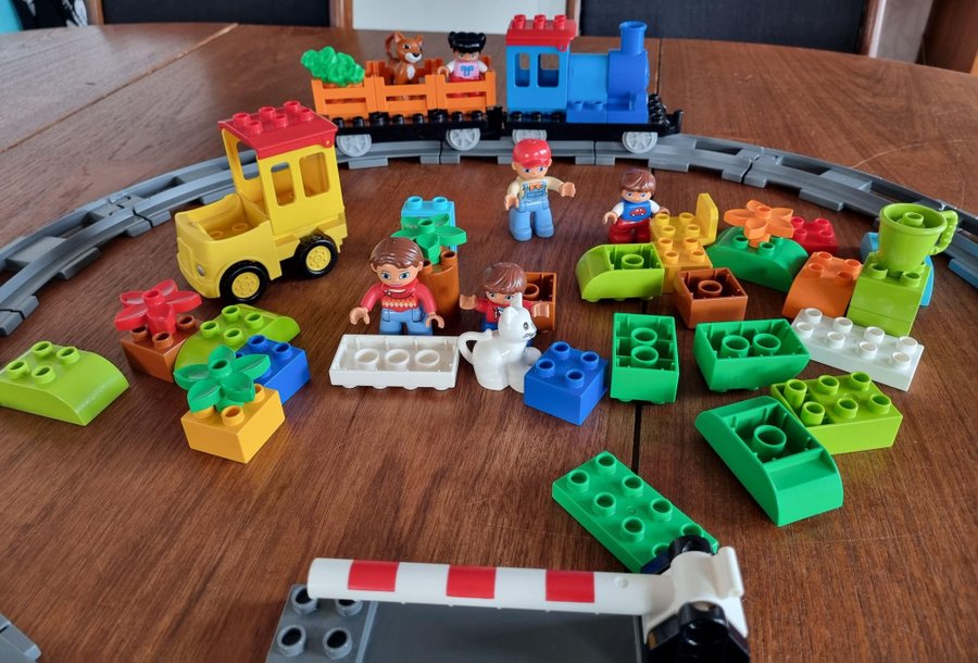 Duplo tågbana med en hel del bitar och saker