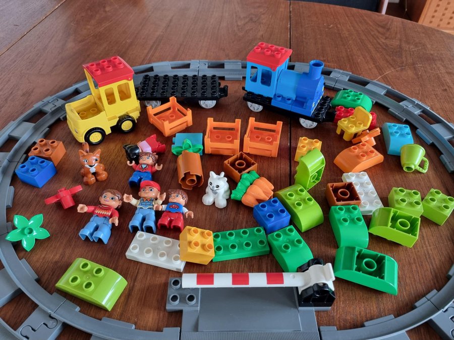 Duplo tågbana med en hel del bitar och saker