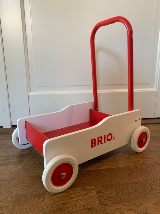 Brio Lära gå vagn Vit med röda detaljer (färgen nyproduceras inte längre)