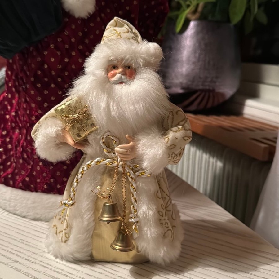 Jultomte i vitt och guld