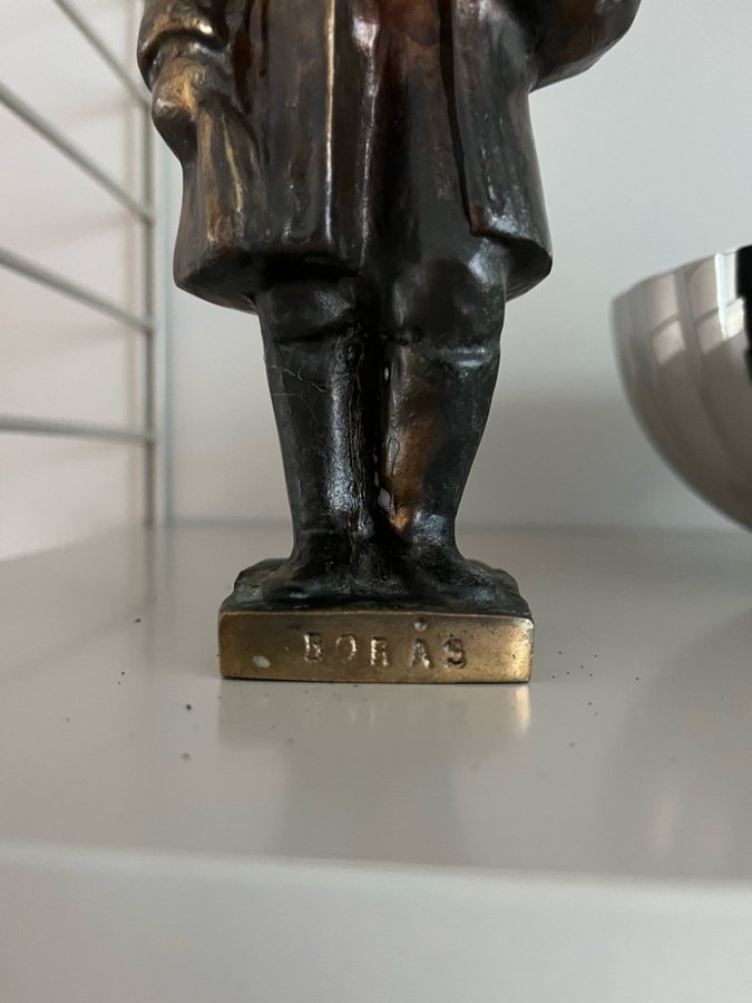 SKULPTUR, Borås-knalle, brons, monogramsignerad N C.