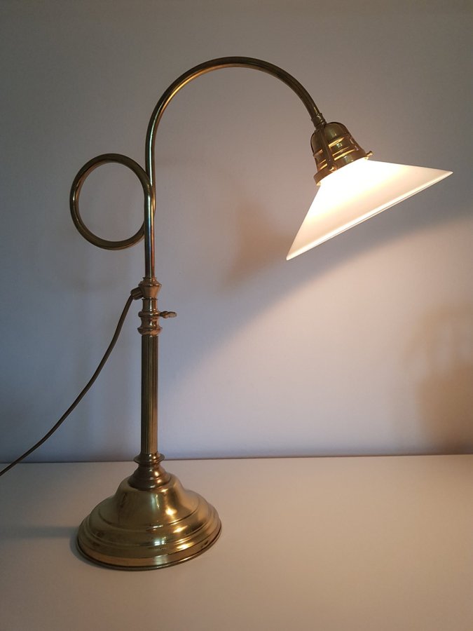 Skomakarlampa Gamla stans lampverkstad i mässing och glas bordslampa retro