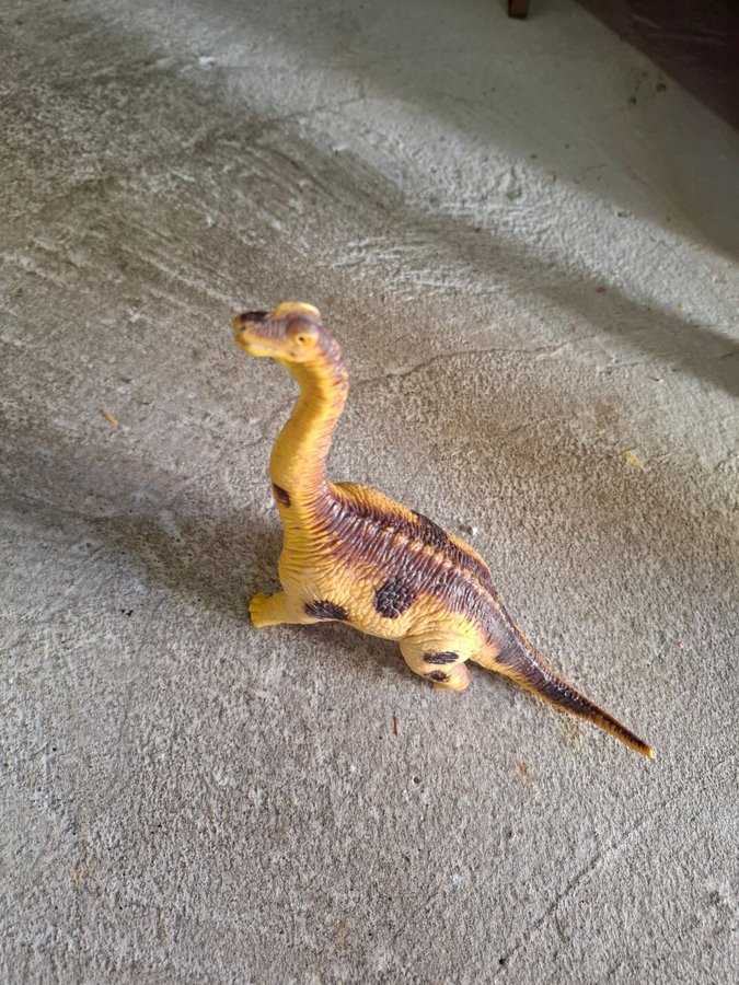 Stor dinosauriefigur