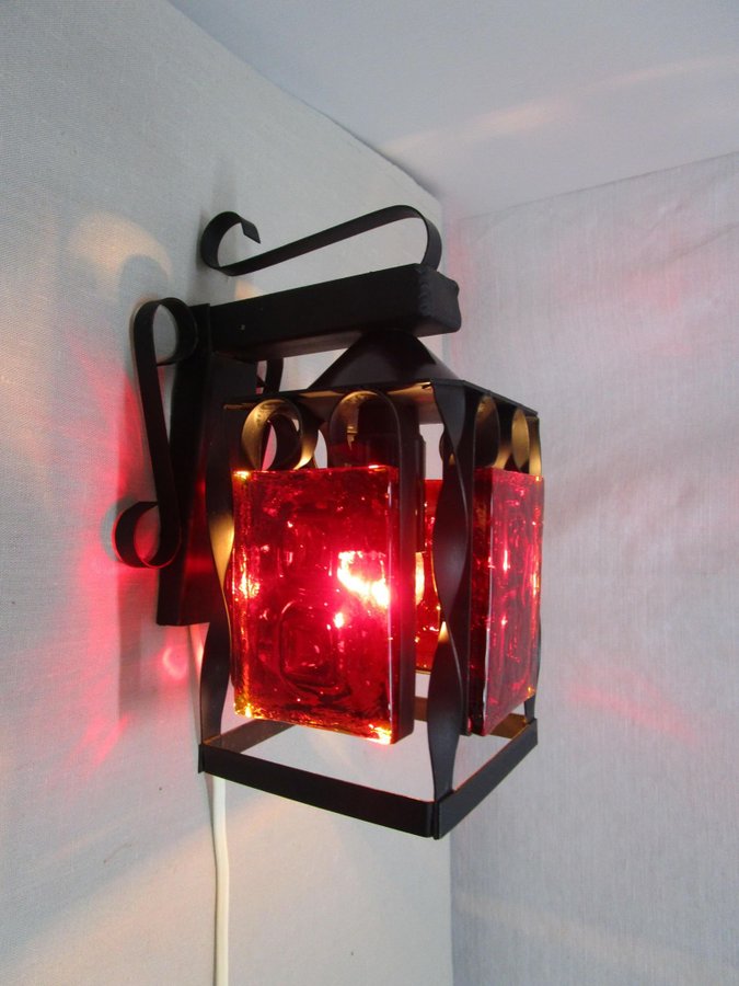 Vägglampa / Lampett Ursi AB Svart smide Rött glas Retro 60-tal