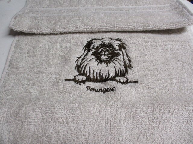 Pekinese. Maskinbroderad frottehandduk 30 x 50 cm. Ny.