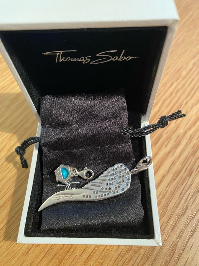 Thomas Sabo hänge fjäder med svarta stenar och små hänge med turkos