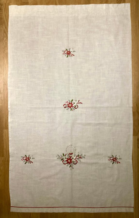 Julgardiner 2st längder 97x166 cm i linne med broderi i rött vitt grönt och guld