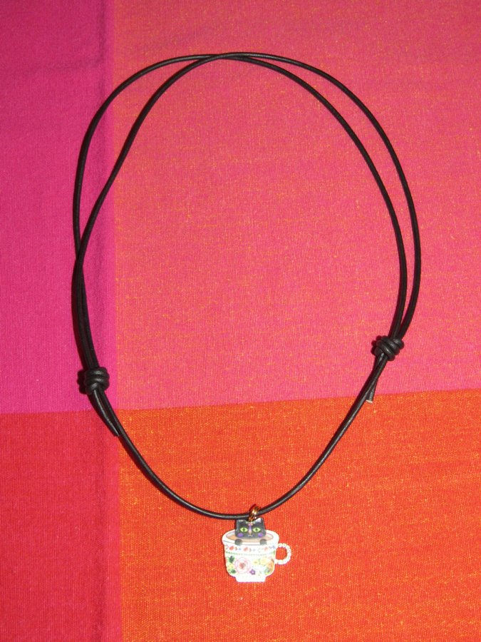 1 st halsband "katt i kopp" av emalj berlock/metall/läder.