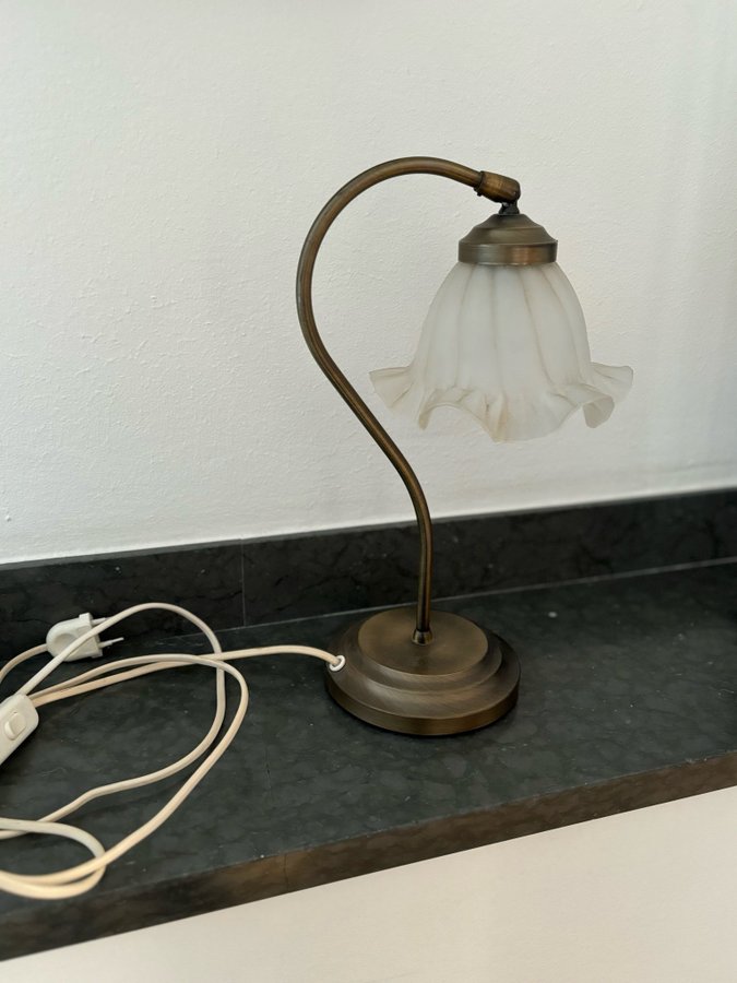 Snygg bordslampa i mässing med vit frostad skärm